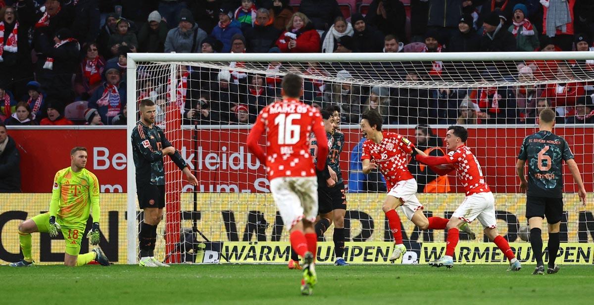 Lee Jae-sung celebrates with teammates