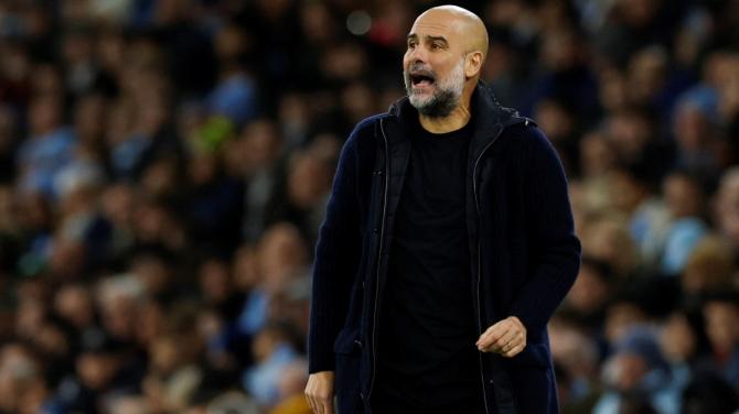 Pep Guardiola lectures kids seeking autographs