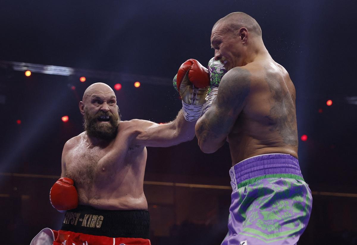 Tyson Fury lands a punch on Oleksandr Usyk.