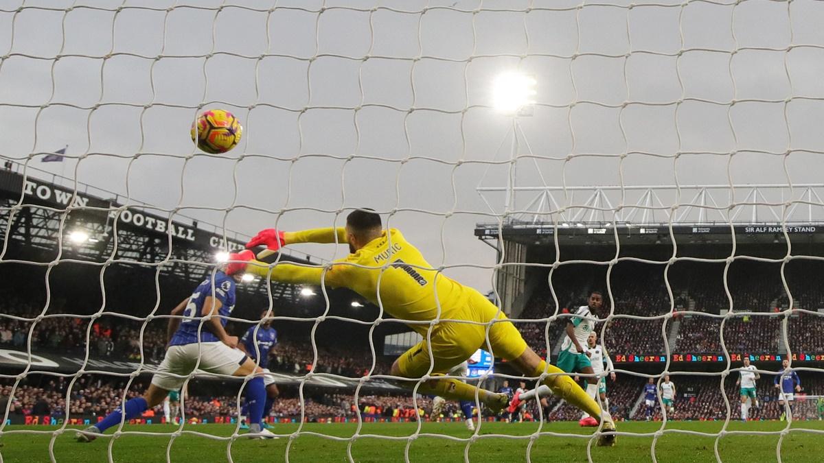 Alexander Isak scores Newcastle United's first goal against Ipswich Town at Portman Road, Ipswich.