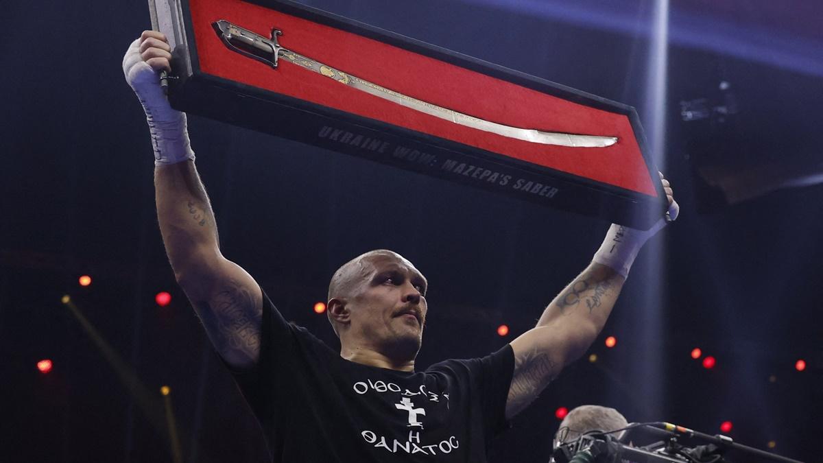 Oleksandr Usyk celebrates victory.