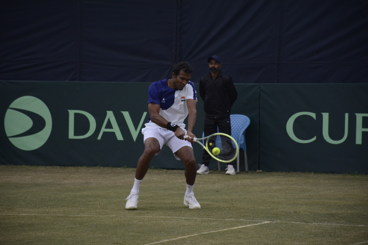 Sriram Balaji, a doubles specialist, was challenged by Aqeel Khan, but the Indian defeated the veteran Pakistani 7-5, 6-3 in the rain-hit second singles.