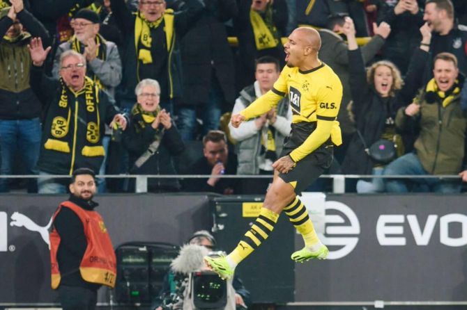 Borussia Dortmund's Donyell Malen celebrates his goal against Freiburg