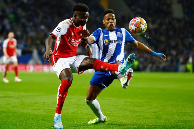 Arsenal's Bukayo Saka vies with FC Porto's Wendell 