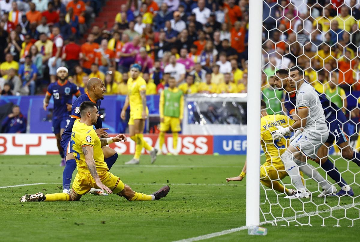 Donyell Malen scores the Netherlands' second goal from a scrimmage.