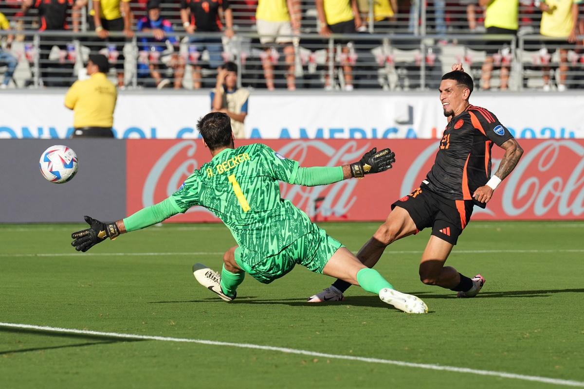 Defender Daniel Munoz (21) beats Brazil goalkeeper Alisson Becker (1) in added time of the first half as Colombia draw level.