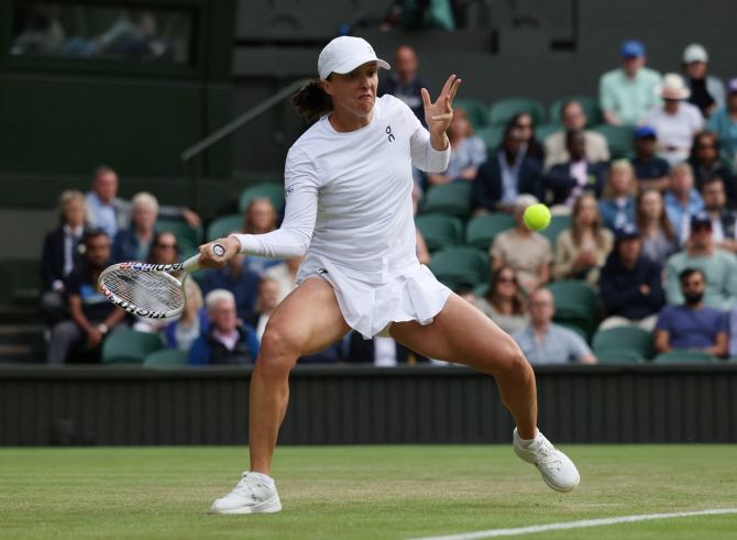 Poland's Iga Swiatek posted her 21st straight victory, beating Croatia's Petra Martic in the second round at Wimbledon on Thursday.