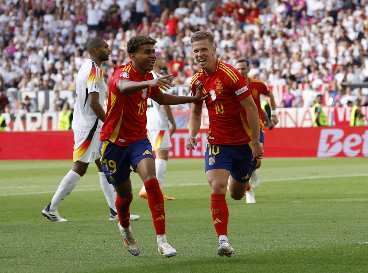 Dani Olmo celebrates scoring with Lamine Yamal.