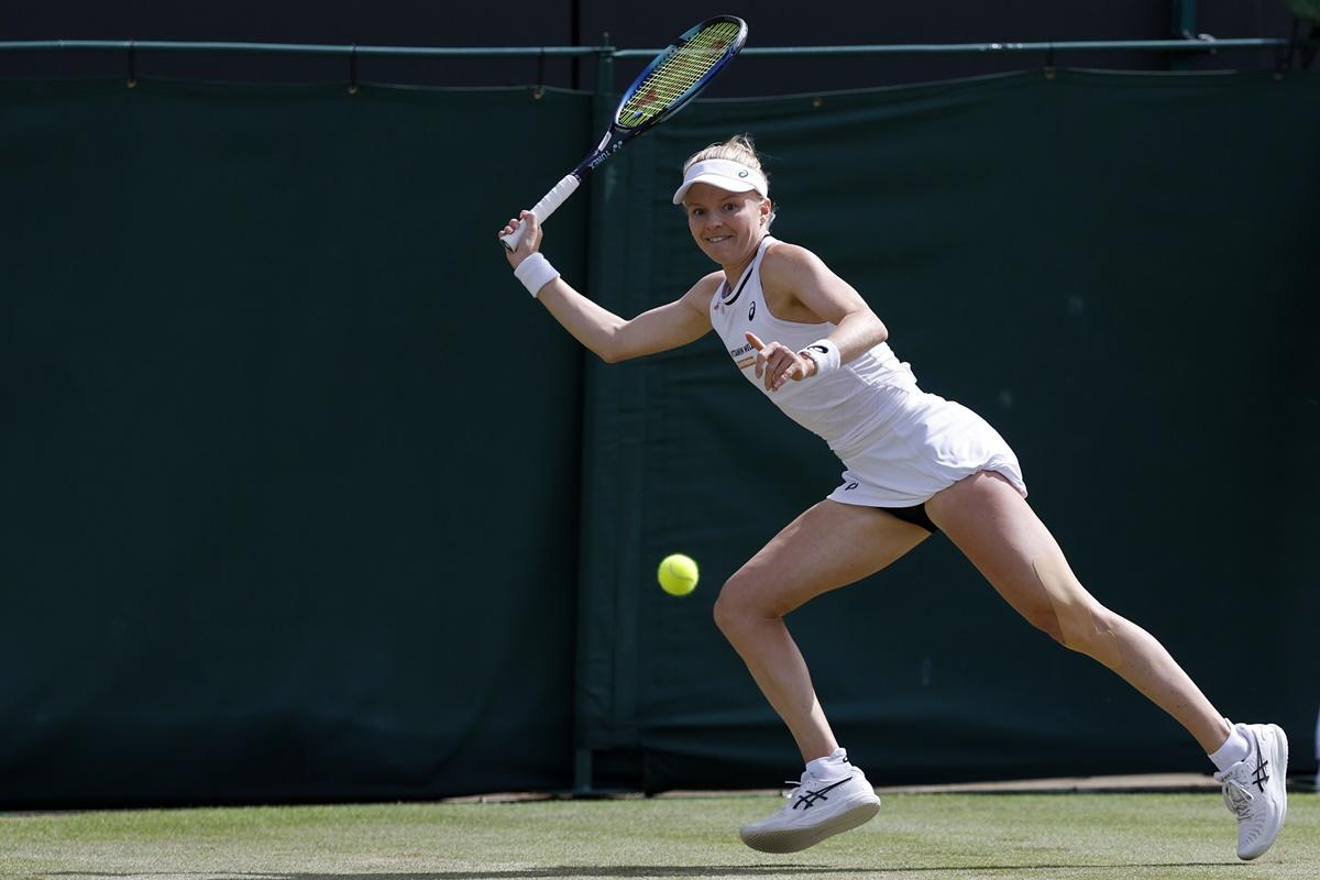 Harriett Dart reaches for a forehand return against Xinyu Wang.