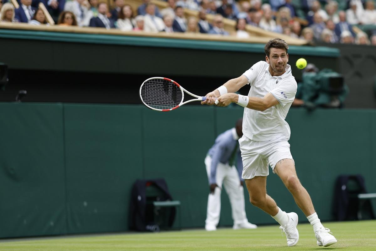 Cameron Norrie hits a backhand against Alexander Zverev.