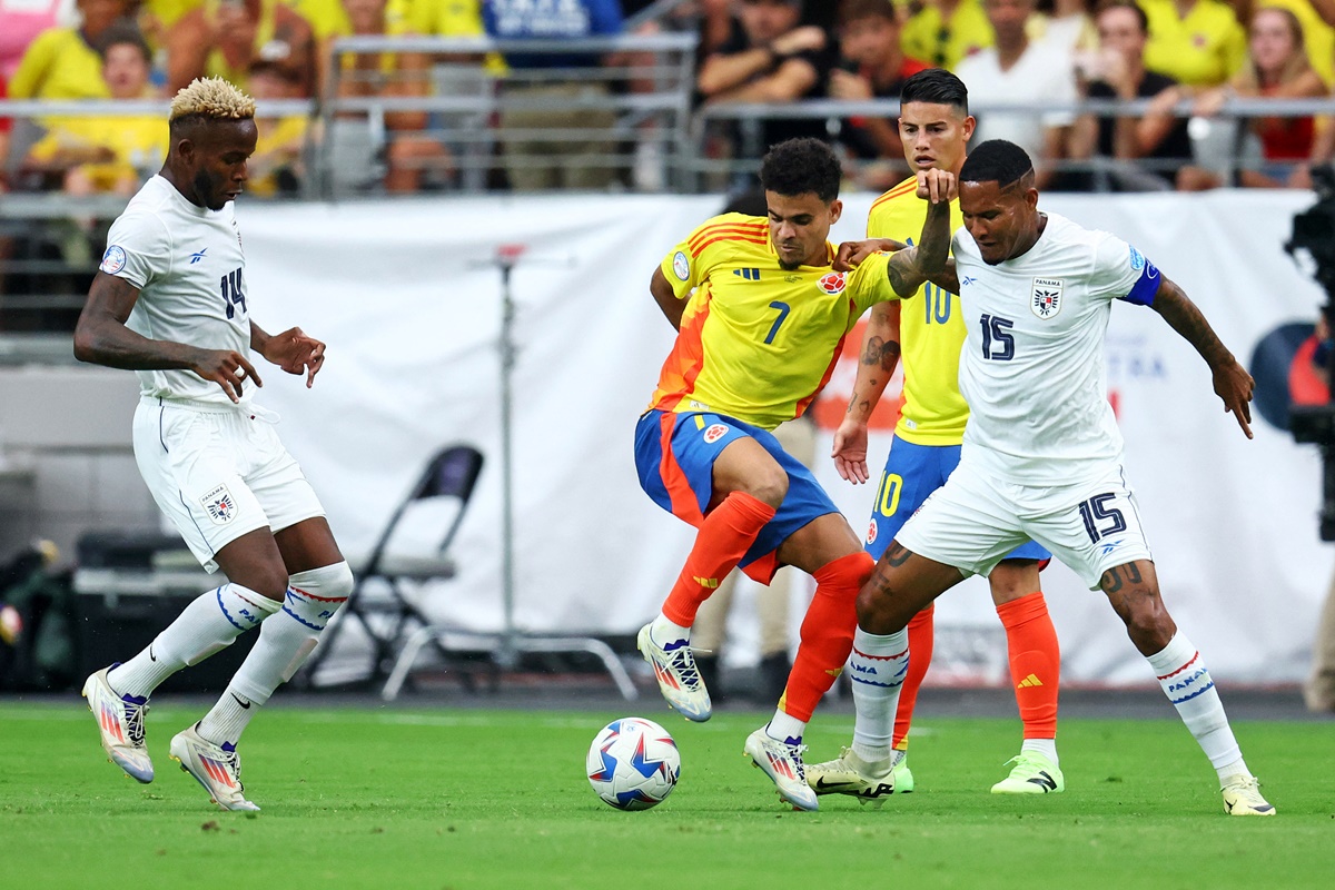 Colombia forward Luis Diaz (No. 7) battles for possession against Panama defender Eric Davis (No. 15) and forward Jhon Duran (No. 14).