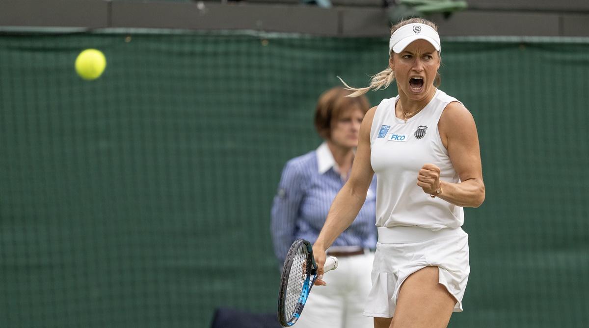 Yulia Putintseva screams in delight after Iga Swiatek fires a forehand wide.