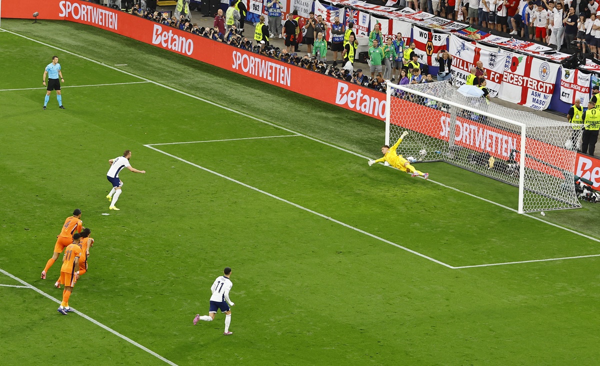 Harry Kane scores from the penalty spot to draw England level.