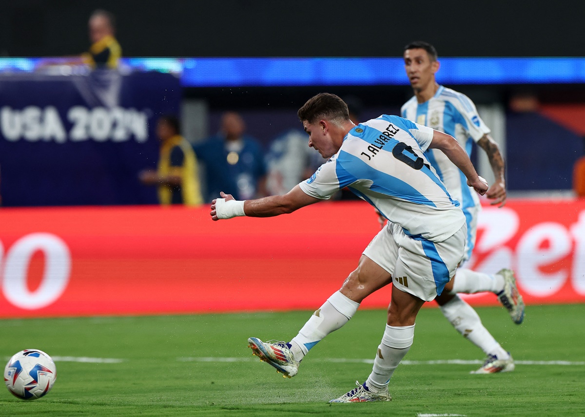 Julian Alvarez breaks into the box and fires the ball home to put Argentina ahead.