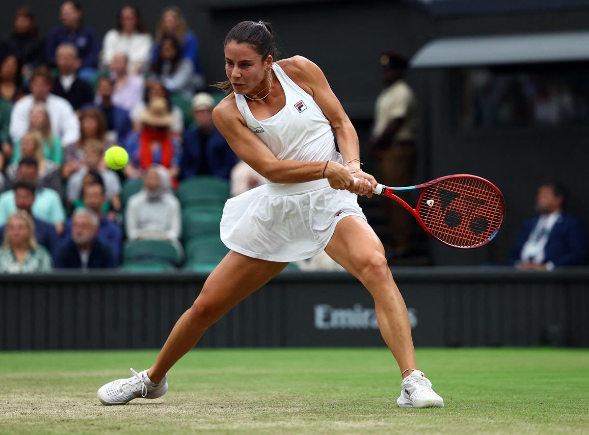 Emma Navarro makes a double-handed backhand return against Jasmine Paolini.