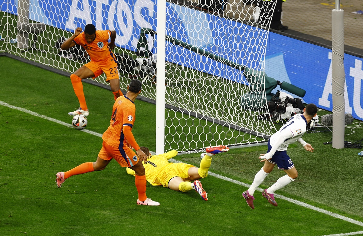 Denzel Dumfries clears the ball off the goalline following a fine effort from England's Phil Foden.