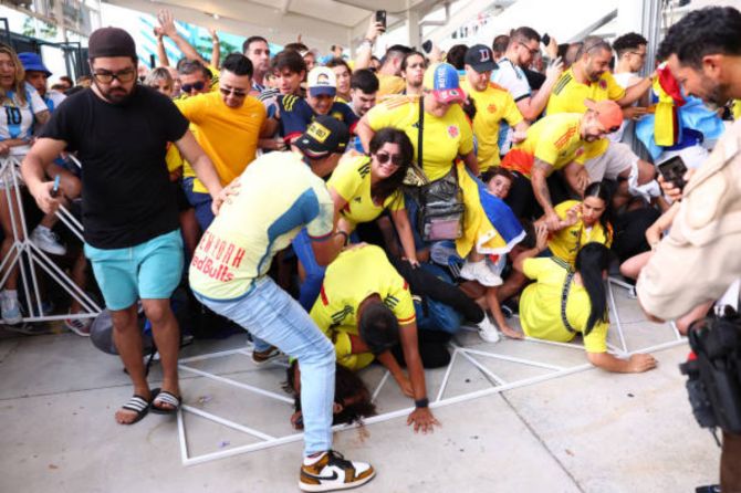 A stampede as fans try to enter the Hard Rock Stadium 