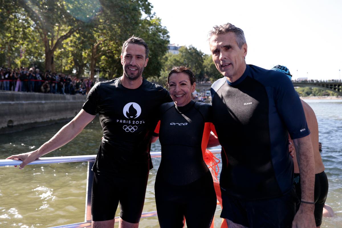 Paris mayor Anne Hidalgo poses for a photograph with President of the Paris 2024 organising committee Tony Estanguet and prefect of the Ile-de-France region Marc Guillaume after swimming in the river Seine 