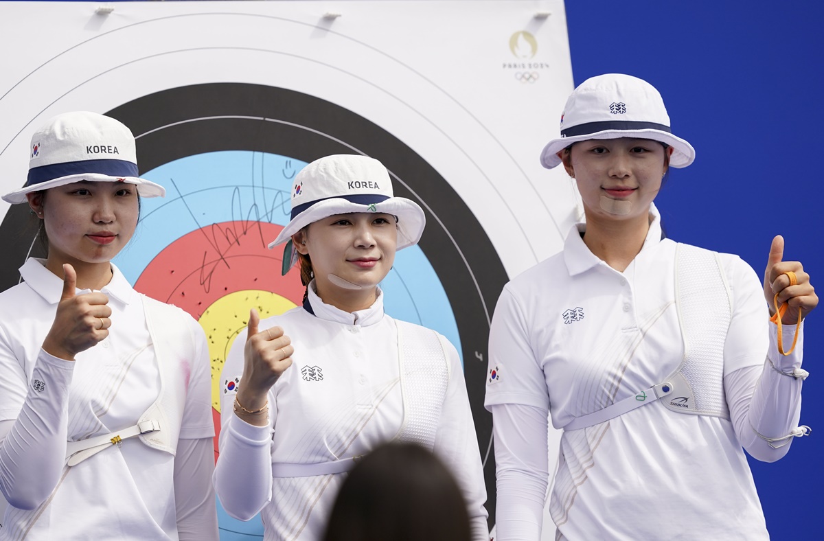 The Koream team (from left) Suhyeon Nam, Hunyoung Jeon and Lim Si-yeon Lim pose for a photograph after breaking the team record.