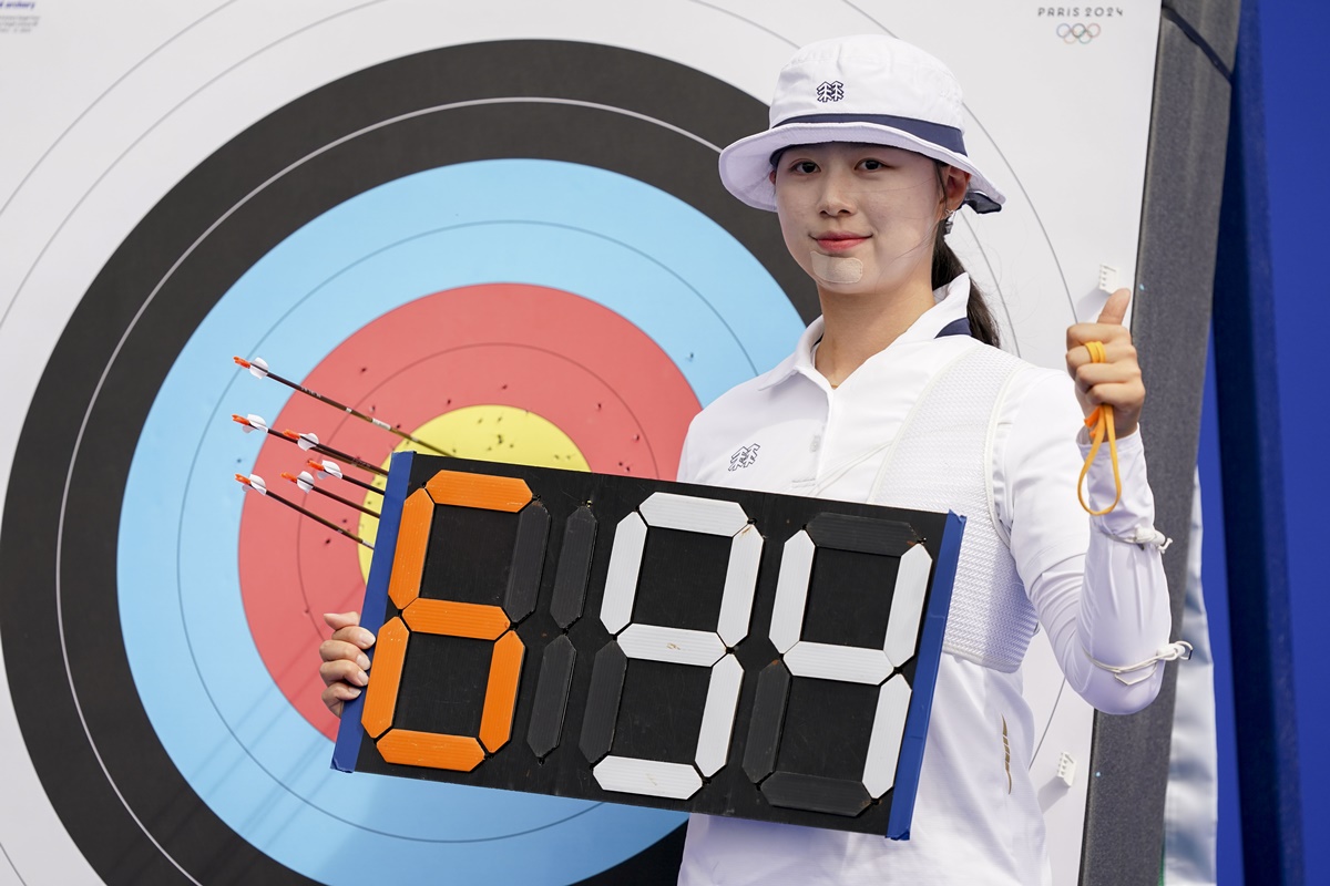 South Korea's Lim Si-hyeon set a World and Olympic record 694 in the Olympics women's individual ranking round at the stunning Esplanade des Invalides in Paris on Thursday.