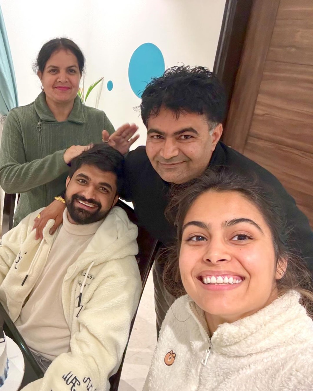 Manu Bhaker with her mother, father and brother