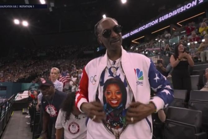 Rapper Snoop Dogg wears T-shirt with a picture of Simone Biles