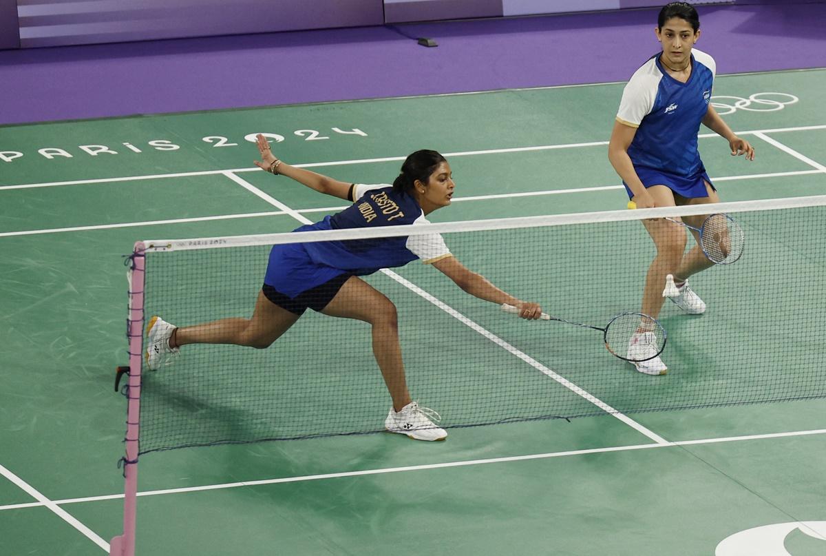 Ashwini Ponnappa and Tanisha Crasto suffered their third straight defeat in the women's doubles competition at the Paris Games, beaten by Australia's Setyana Mapasa and Angela Yu, on Tuesday.