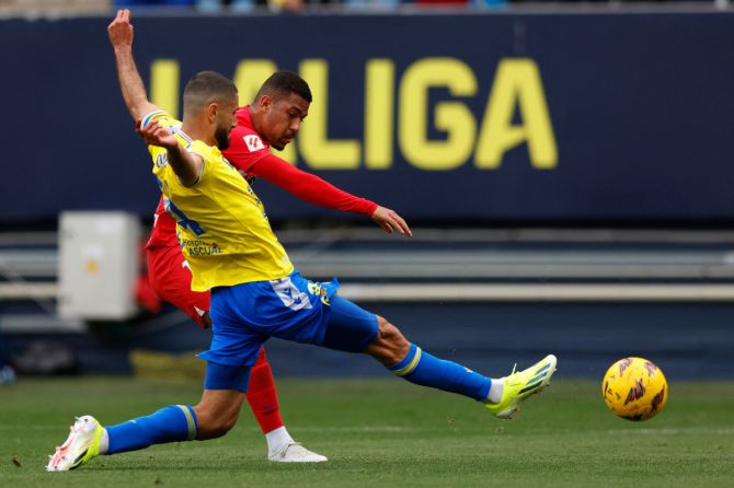 Atletico Madrid's Samuel Lino in action with Cadiz's Aiham Ousou 