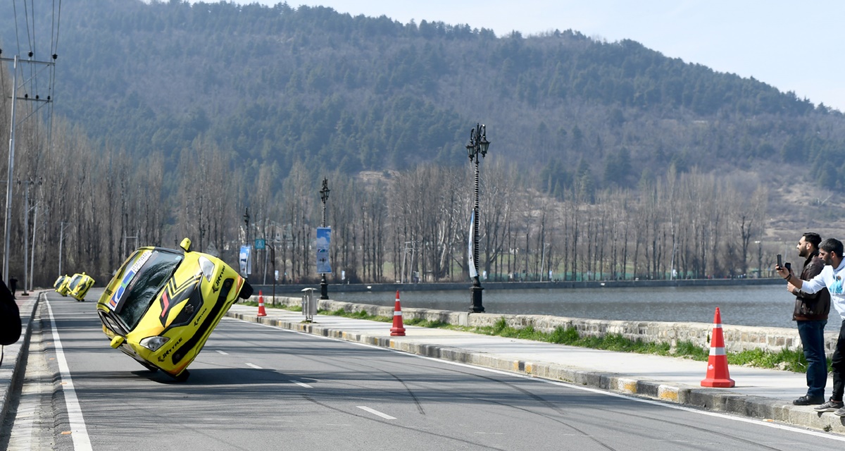 Dal Lake roars! F4 racing debuts in Srinagar - Rediff.com