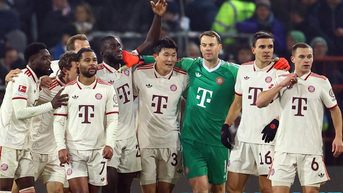 Bayern Munich's players celebrate victory.