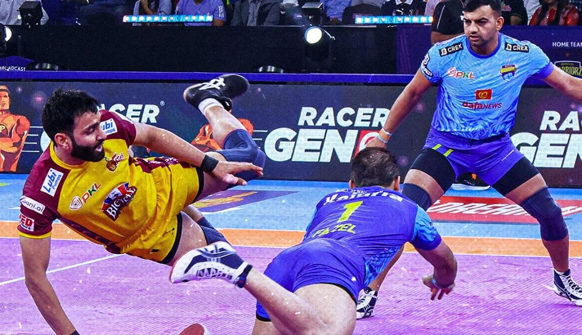 Telugu Titans and Bengal Warriorz battle it out in the Pro Kabaddi League match in Noida on Thursday.