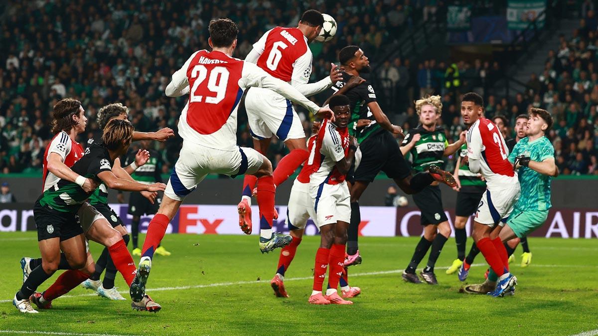 Gabriel Magalhaes scores Arsenal's third goal