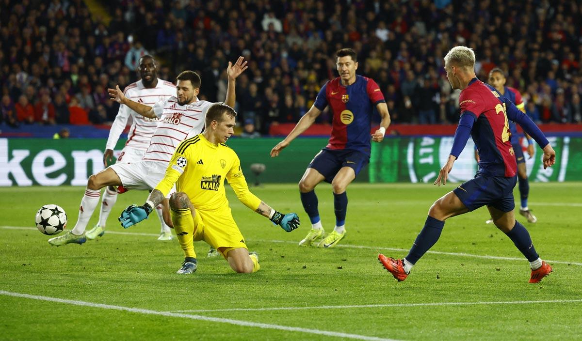 Robert Lewandowski celebrates scoring Barcelona's first goal