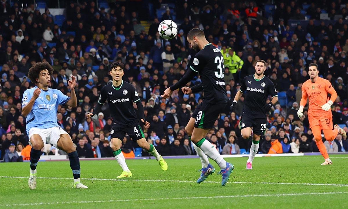 David Hancko scores Feyenoord's third goal