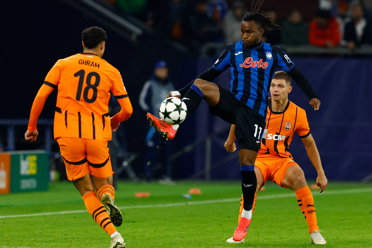 Atalanta's Ademola Lookman takes possession as Shakhtar Donetsk's Alaa Ghram watches 