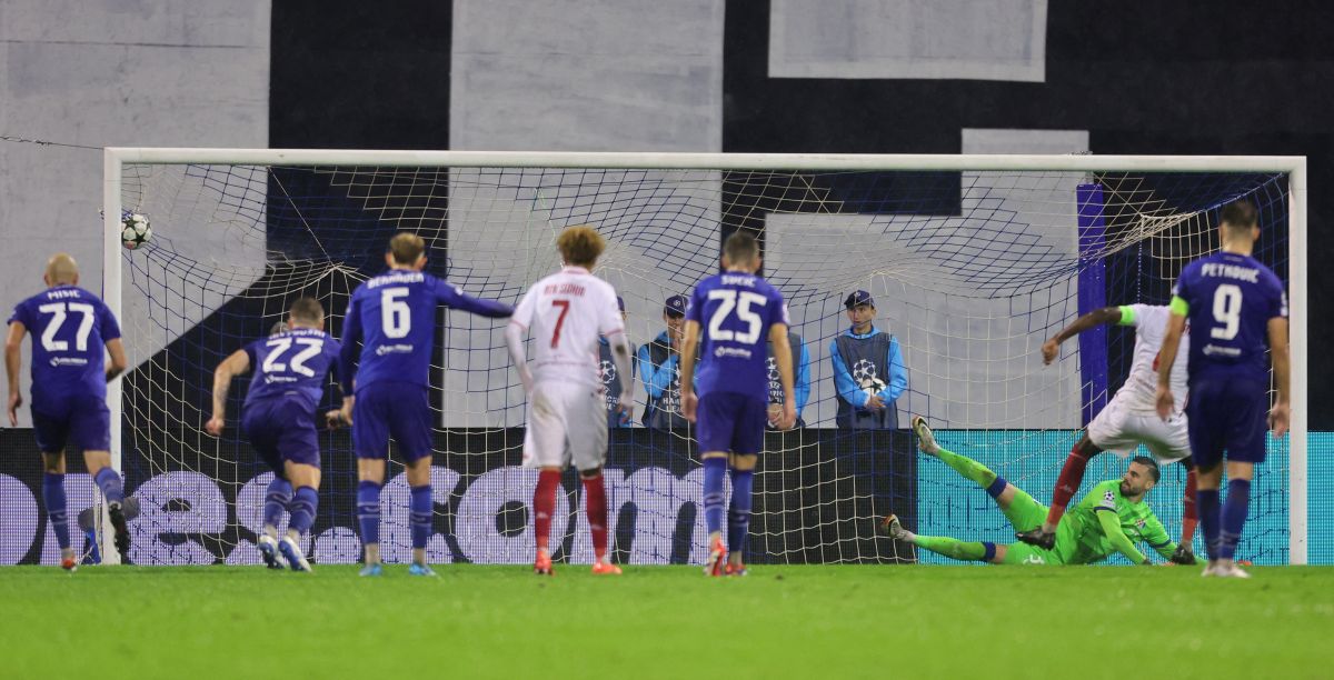 Denis Zakaria scores AS Monaco's second goal from the penalty spot against Dinamo Zagreb