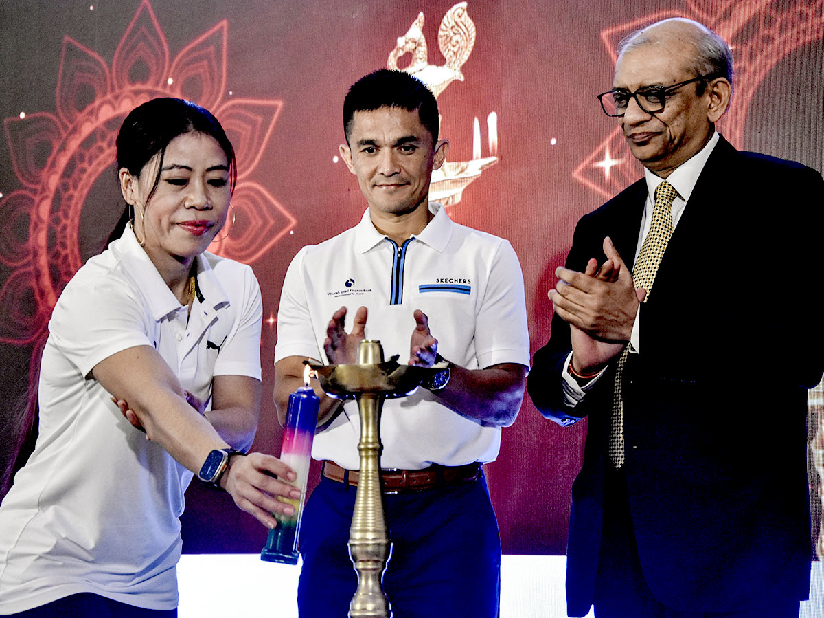 Utkarsh Small Finance Bank Brand Ambassadors Olympic boxer Mary Kom and football legend Sunil Chhetri with Parveen Kumar Gupta, Chairman, Utkarsh SFB light the lamp at the launch of two new products superCard (Credit Card) and WhatsApp Banking, in Mumbai on Thursday