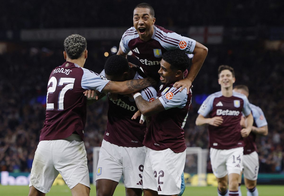 Aston Villa's players celebrate after Jhon Duran scored the winner against Bayern Munich at Villa Park, Birmingham.