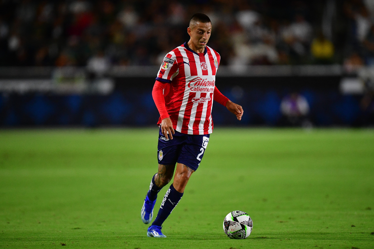 Chivas midfielder Roberto Alvarado