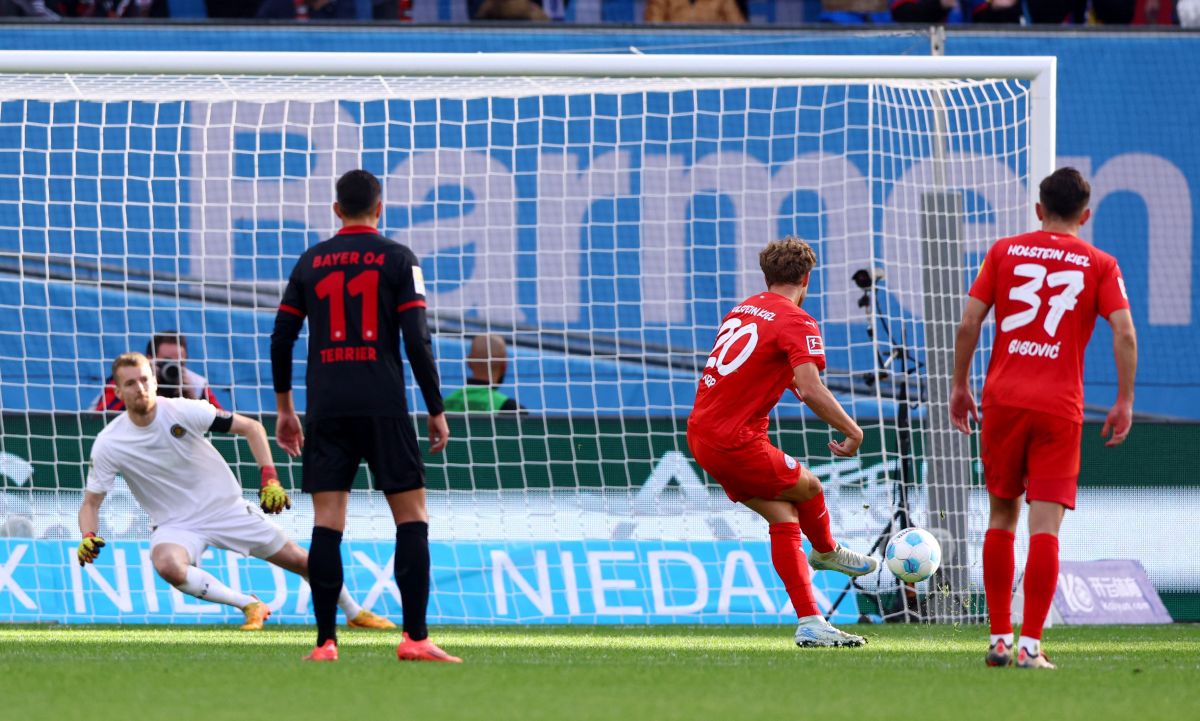 Fiete Arp scores Holstein Kiel's second goal