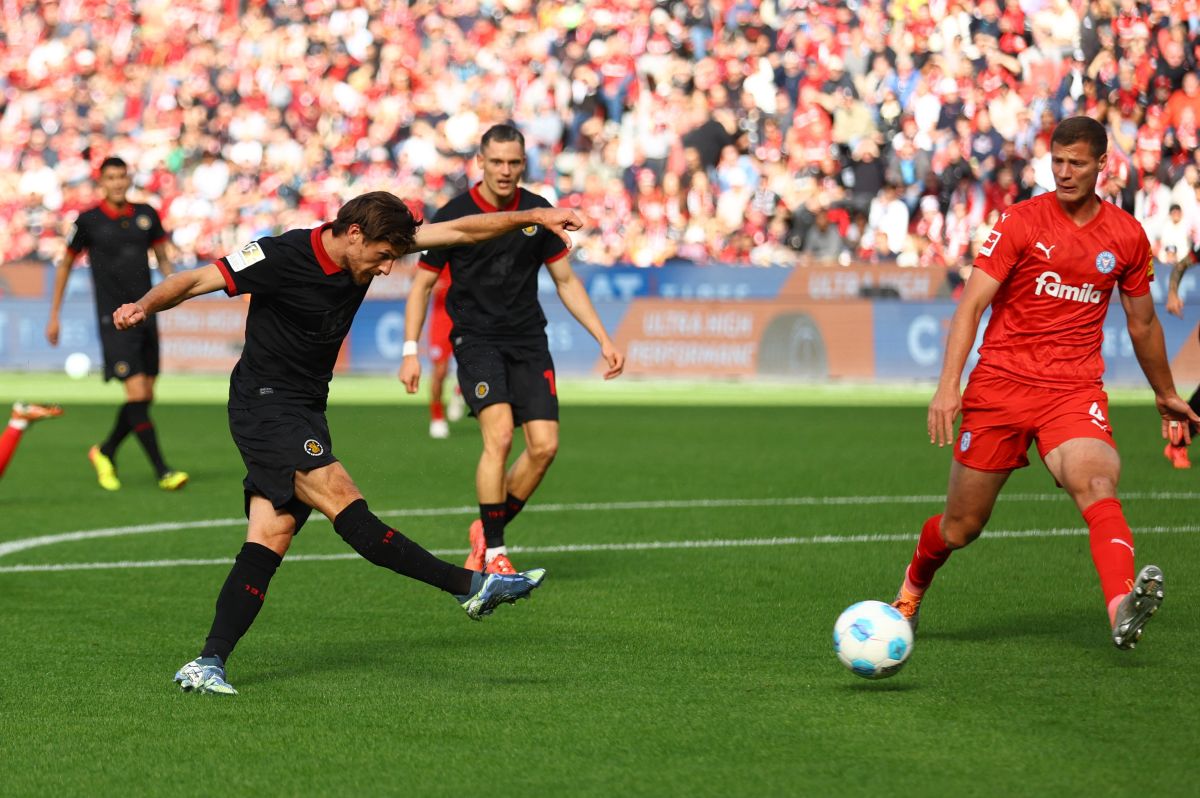 Jonas Hofmann scores Bayer Leverkusen's second goal