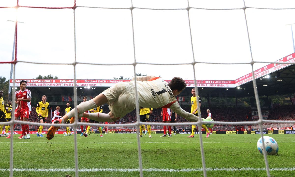 FC Union Berlin's Yorbe Vertessen scores their second goal