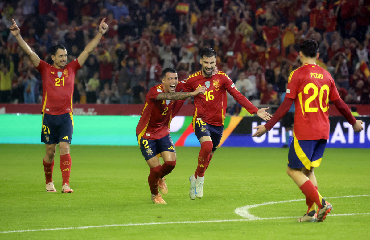 Alex Baena celebrates scoring Spain's third goal