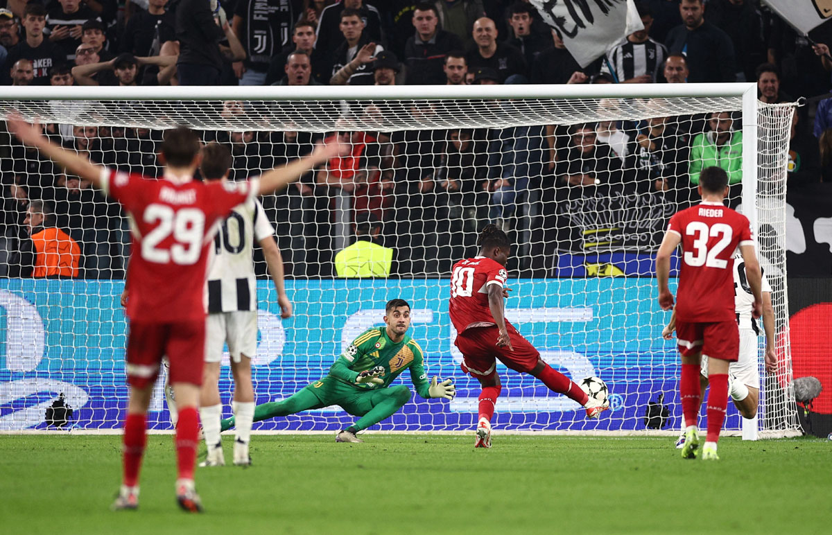 El Bilal Toure scores VfB Stuttgart's first goal against Juventus