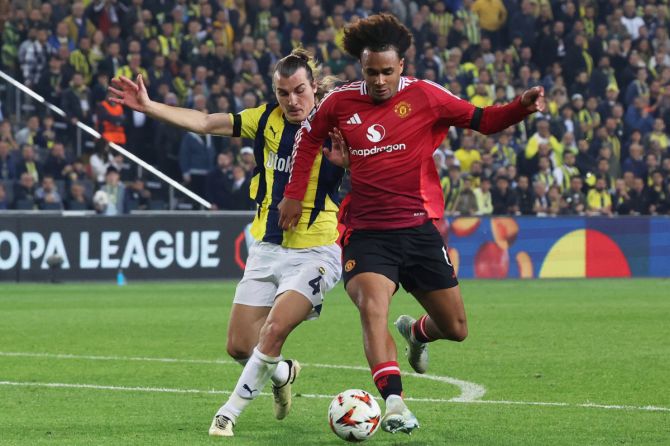 Fenerbahce's Caglar Soyuncu and Manchester United's Joshua Zirkzee vie for possession during their match at Sukru Saracoglu Stadium, Istanbul, Turkey