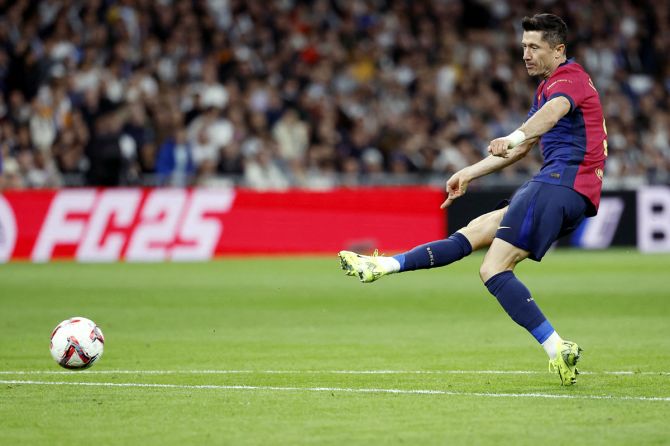 Robert Lewandowski scores Barcelona's first goal