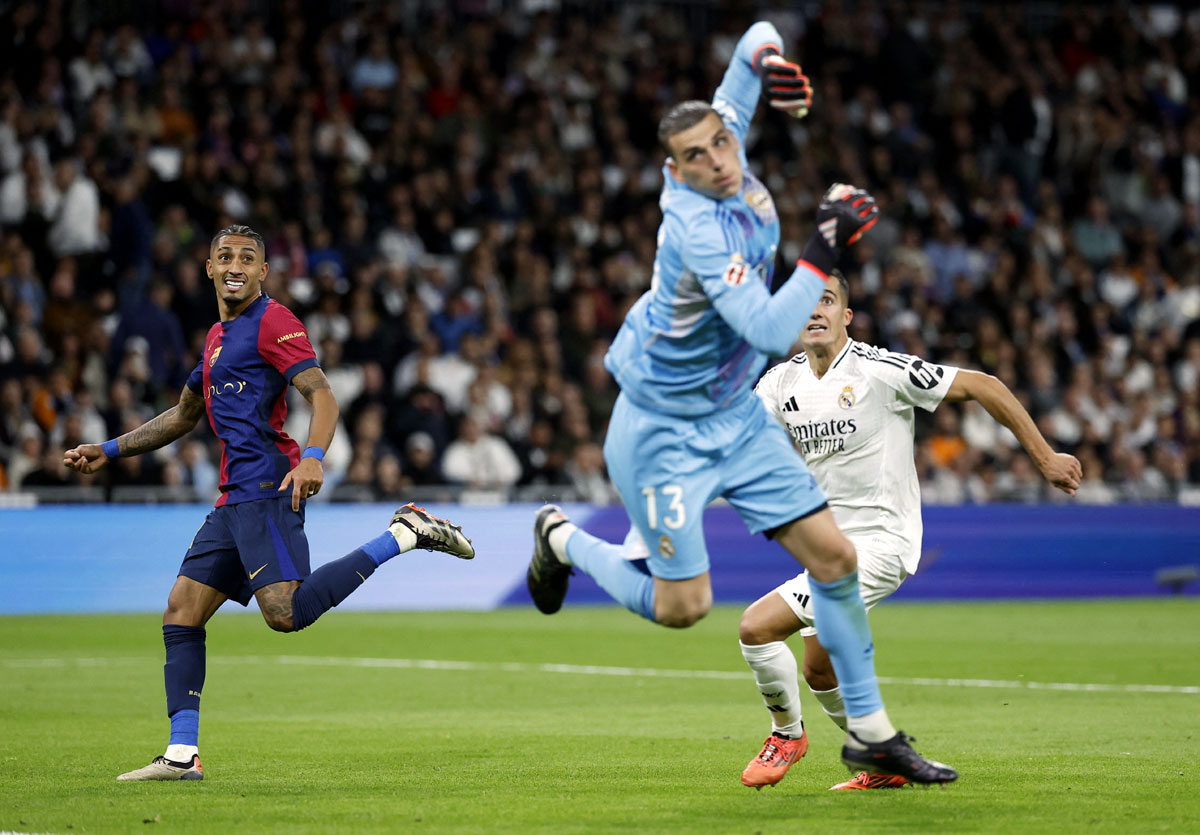 Raphinha scores Barcelona's fourth goal