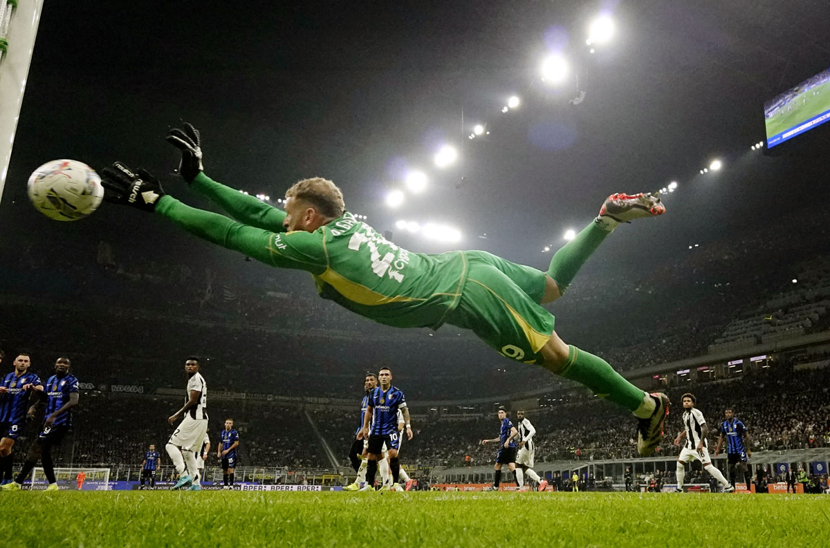 Juventus goalkeeper Michele Di Gregorio makes a save