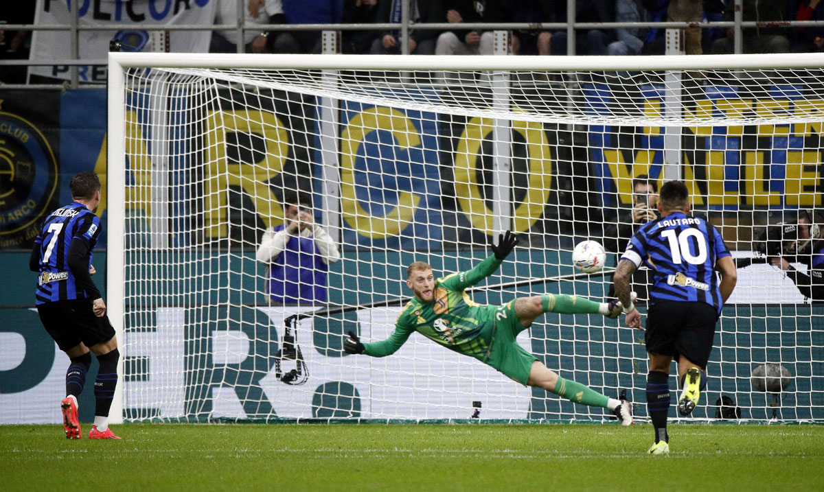 Piotr Zielinski scores Inter Milan's first goal