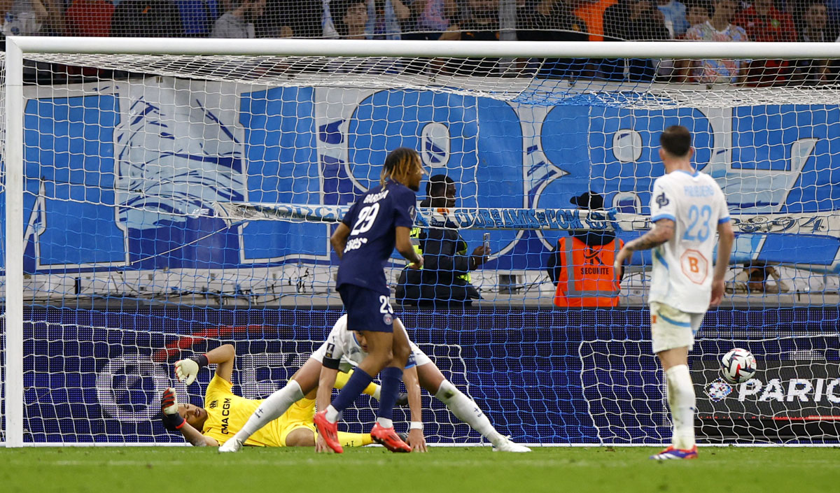 Bradley Barcola scores PSG's third goal